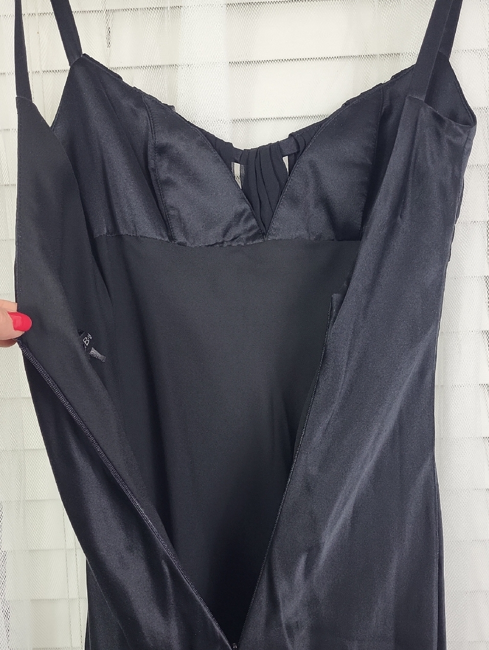 Outstanding Elegant Floor-Length Silk Evening Gown in Charcoal. Size 2 - Picture 11 of 13